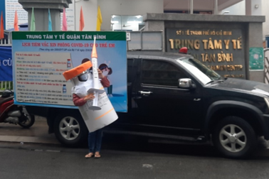 TPHCM: Bác sĩ hóa trang thành lọ vaccine kêu gọi dân tiêm ngừa Covid-19