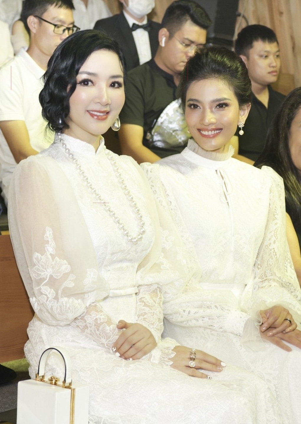 Hoa hậu Giáng My, Tiểu Vy, Đỗ Thị Hà khoe dáng với đầm trắng - 4 Hoa hậu Giáng My, Tiểu Vy, Đỗ Thị Hà khoe dáng với đầm trắng - 4