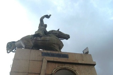 Khi tượng của tướng Trần Nguyên Hãn bị rụng một chân...