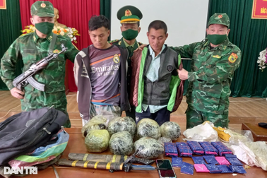 Bắt hai đối tượng người nước ngoài vận chuyển 12kg nhựa thuốc phiện