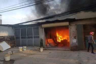 Hà Nội: Cháy xưởng sản xuất đồ gỗ cạnh nhà, gia đình 4 người may mắn thoát chết