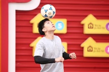 Phản ứng của Quyền Linh khi cầu thủ Đoàn Văn Hậu gọi bằng "chú"