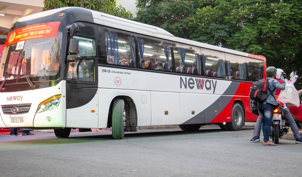 Chuyến xe nghĩa tình đưa 1.500 công nhân về quê ăn Tết - 12 Chuyến xe nghĩa tình đưa 1.500 công nhân về quê ăn Tết - 12