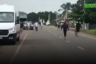 Nhóm người đi ô tô rượt chém nhau kinh hoàng