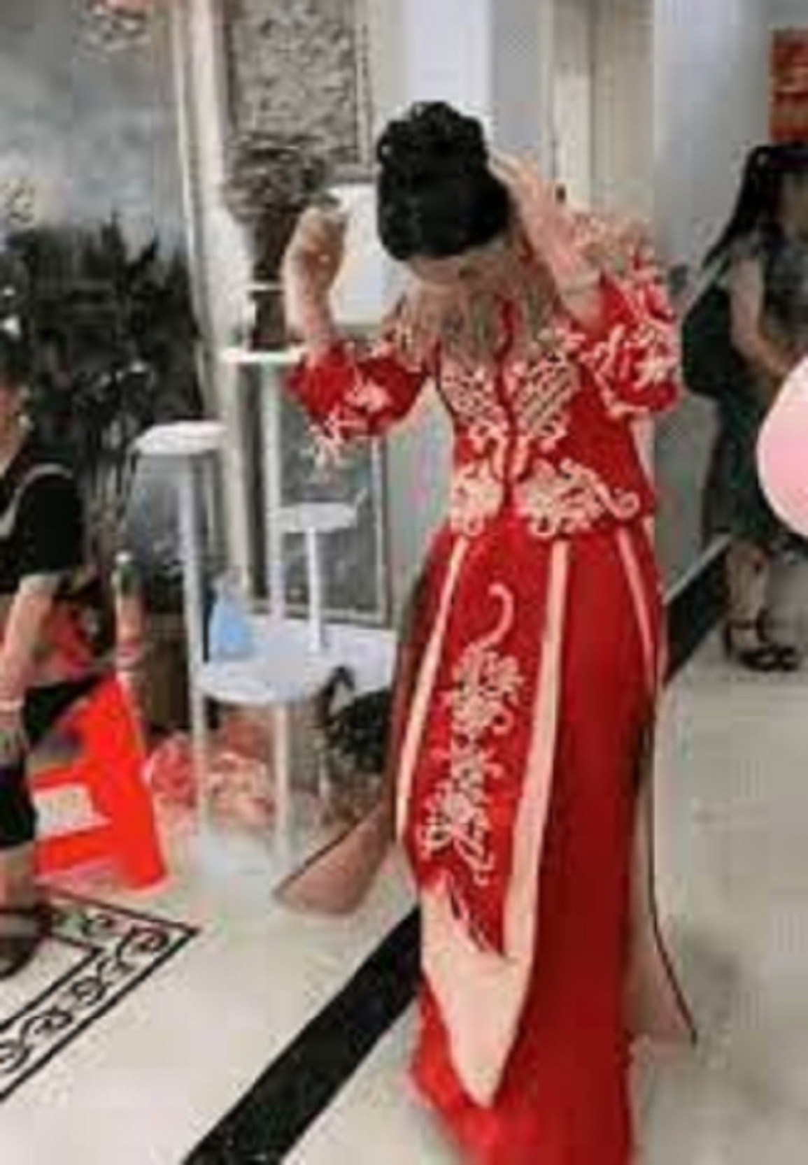 Cô dâu cởi váy, hủy hôn ngay trong đám cưới vì bị nhà trai xúc phạm - 2 Cô dâu cởi váy, hủy hôn ngay trong đám cưới vì bị nhà trai xúc phạm - 2
