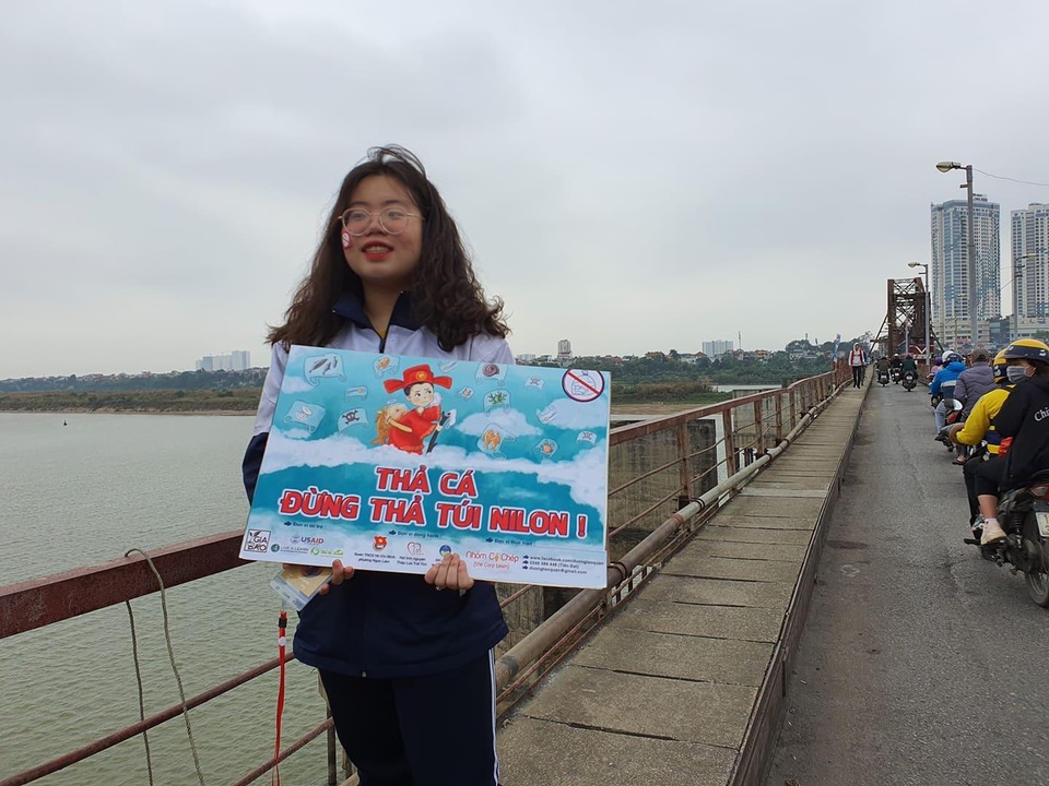 Vẫn còn người dân thiếu ý thức, cố tình vứt rác thải xuống sông - 1 Vẫn còn người dân thiếu ý thức, cố tình vứt rác thải xuống sông - 1