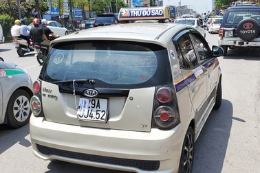 Hà Nội xử lý hàng loạt taxi che biển số, làm khó “mắt thần” trên phố