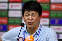 HLV Vũ Tiến Thành không bắt tay, tố đồng nghiệp xúc phạm cầu thủ