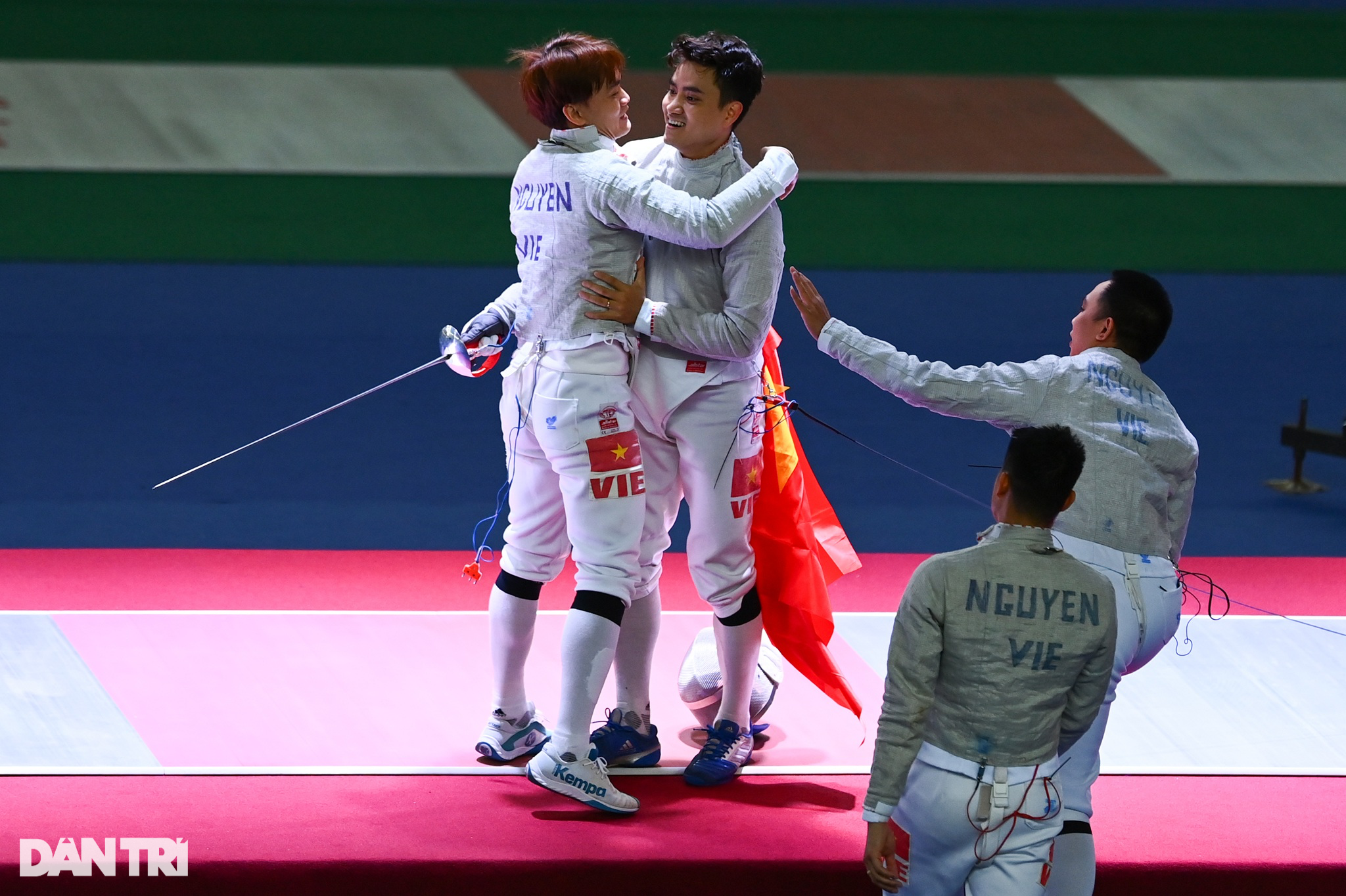 Ngắm những đường kiếm sáng loáng nhanh như điện tại SEA Games 31 - 2 Ngắm những đường kiếm sáng loáng nhanh như điện tại SEA Games 31 - 2