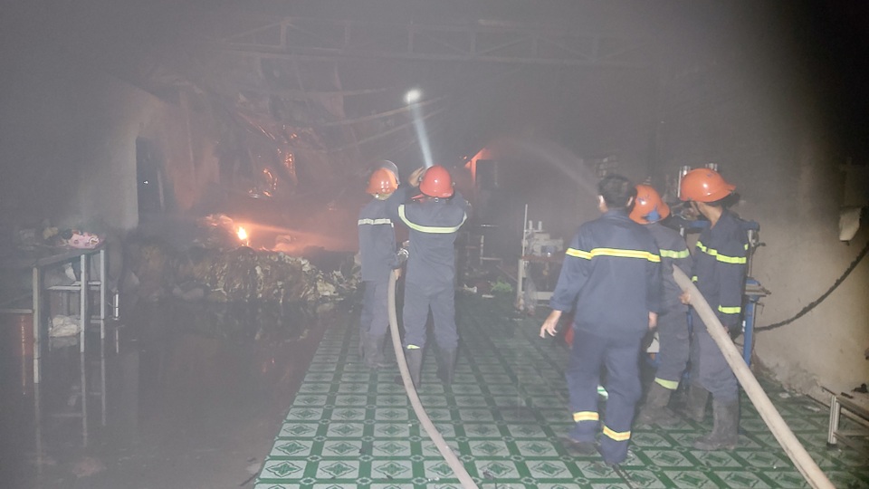 Xưởng sản xuất gối hơi phát hỏa trong khu dân cư lúc chiều tối - 2 Xưởng sản xuất gối hơi phát hỏa trong khu dân cư lúc chiều tối - 2