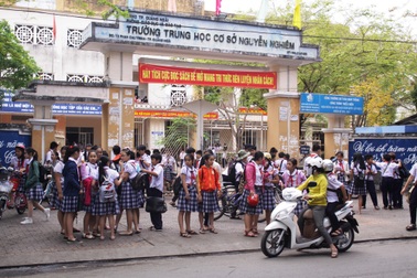 Cấm dạy thêm ngoài nhà trường ở Quảng Ngãi: Nhiều ý kiến trái chiều