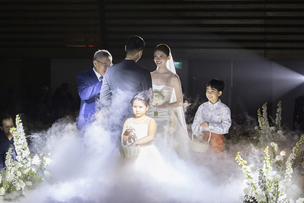 Á hậu Thùy Dung khóc nức nở trong đám cưới với chồng doanh nhân - 1 Á hậu Thùy Dung khóc nức nở trong đám cưới với chồng doanh nhân - 1