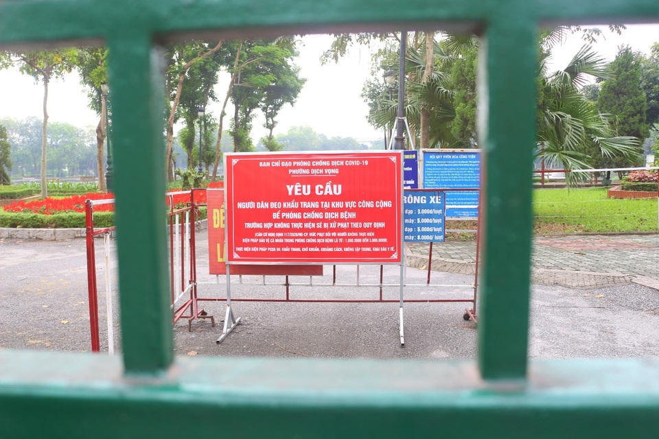 Hà Nội: Công viên đóng cửa, người dân đổ ra vỉa hè tập thể dục - 7 Hà Nội: Công viên đóng cửa, người dân đổ ra vỉa hè tập thể dục - 7
