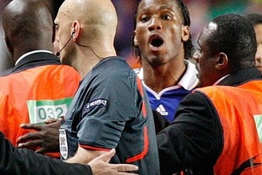 Sao Chelsea hối tiếc vì gọi trọng tài là “quân ăn cướp”