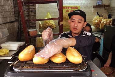 Quán bánh mì nướng muối ớt: Ngày bán 500 chiếc, xếp hàng chờ mua