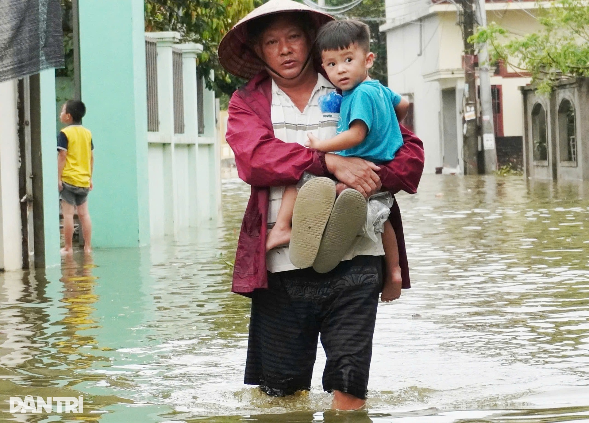 Hà Nội: Nhà chìm giữa ốc đảo, mẹ ôm con 9 tháng tuổi tháo chạy - 9 Hà Nội: Nhà chìm giữa ốc đảo, mẹ ôm con 9 tháng tuổi tháo chạy - 9