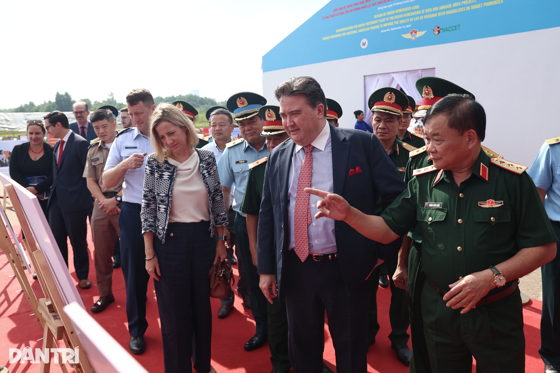 Đại sứ Mỹ Marc Knapper dự lễ bàn giao đất sạch dioxin tại sân bay Biên Hòa - 2