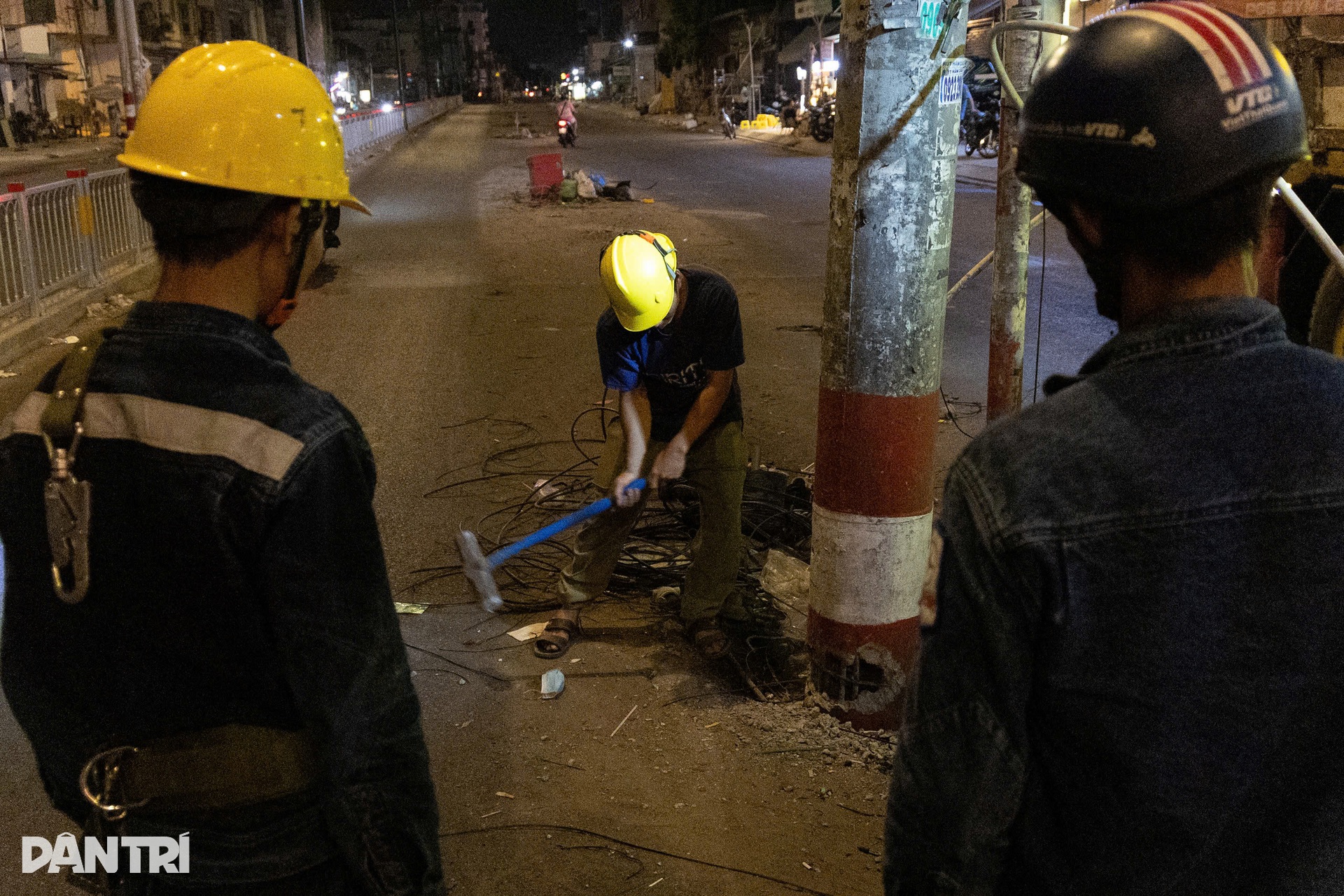 Xuyên đêm di dời 76 cột điện nằm giữa đường ở TPHCM - 10
