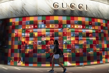 Gucci tuyên bố không rời bỏ “Made in Italy” giữa bão thuế quan Mỹ