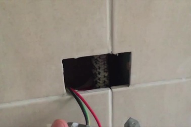 Video màn giải cứu con trăn bị mắc kẹt phía sau ổ cắm điện