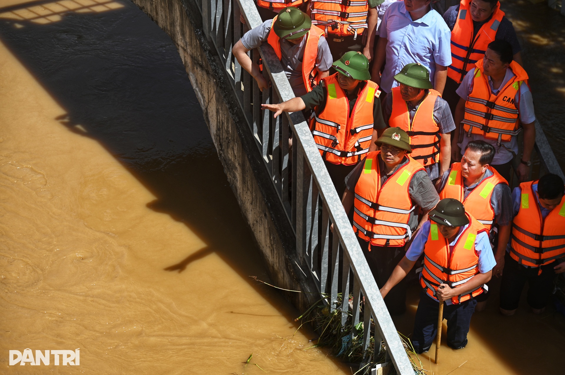 Cận cảnh vùng lụt Thái Nguyên nước dâng tận mái nhà, lút ô tô - 8