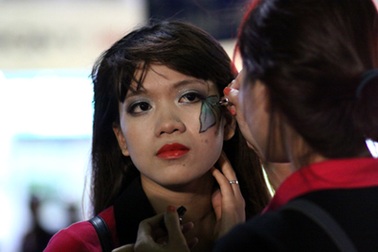 Nữ sinh xinh đẹp phút chốc hóa nhân vật ma quái đêm Halloween