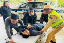 Cảnh sát giao thông dùng xe đặc chủng đưa người dân bị đột quỵ đi cấp cứu