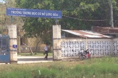 Hàng chục học sinh đang học bị ngộ độc thuốc diệt cỏ