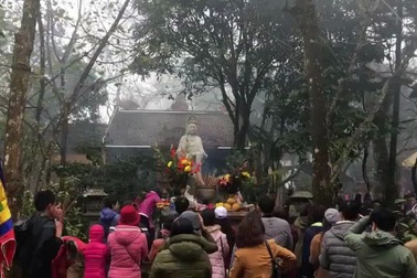 Hàng vạn du khách hành hương về huyệt đạo thiêng dự lễ “mở cổng trời”