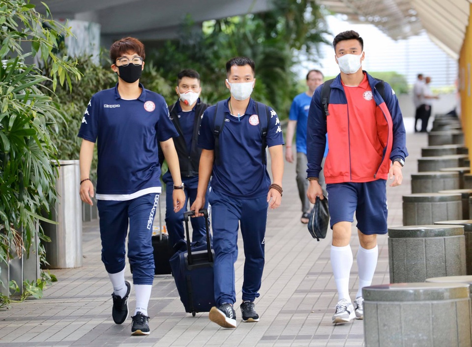 Công Phượng và đồng đội đeo kín khẩu trang khi đến Singapore - 7 Công Phượng và đồng đội đeo kín khẩu trang khi đến Singapore - 7