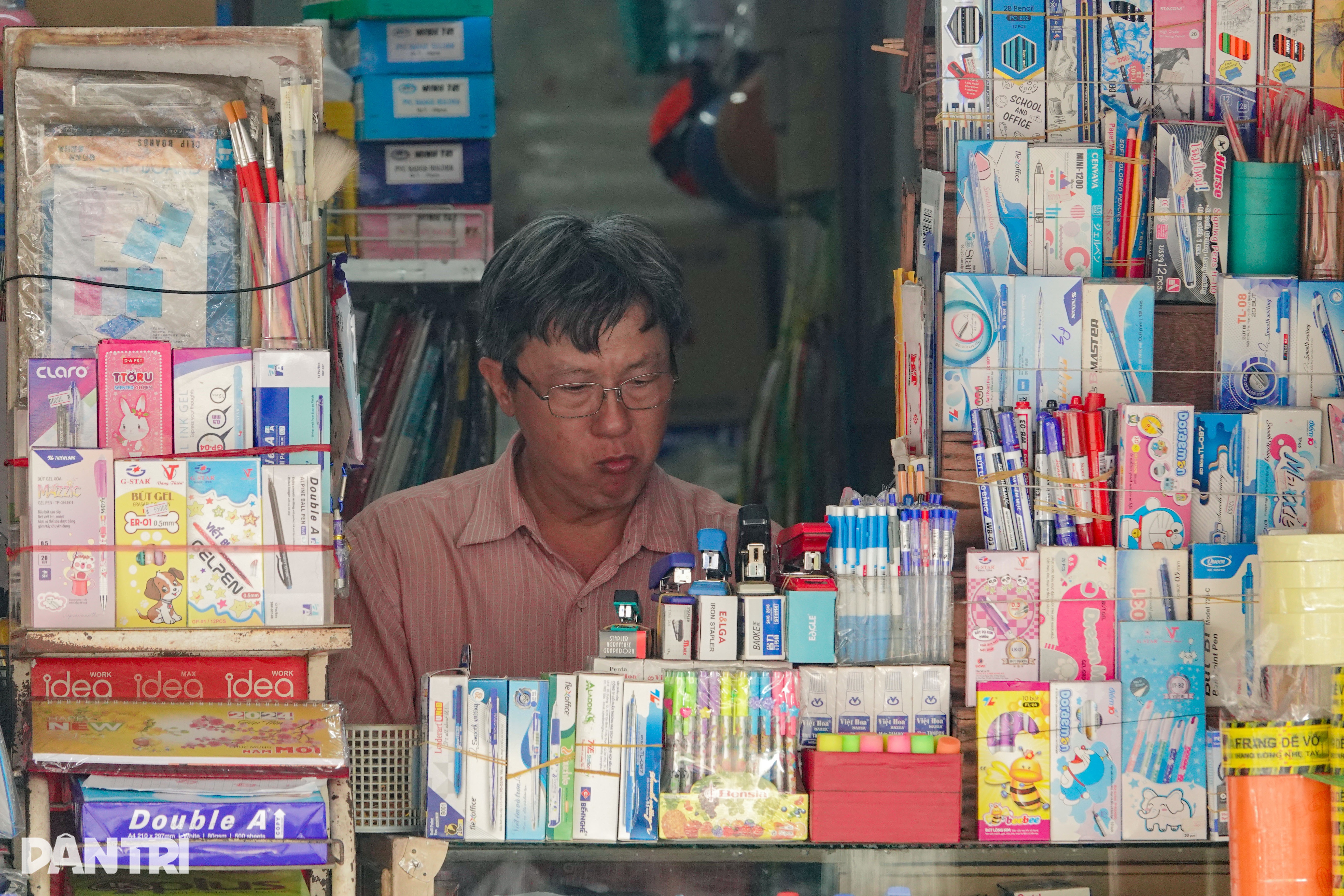 ៤០ឆ្នាំនៃការលក់ក្រដាស និងប៊ិចមិនដែលលក់ដាច់ដូចឆ្នាំនេះ - ២ 40 năm bán giấy, bút, chưa khi nào ế như năm nay - 2