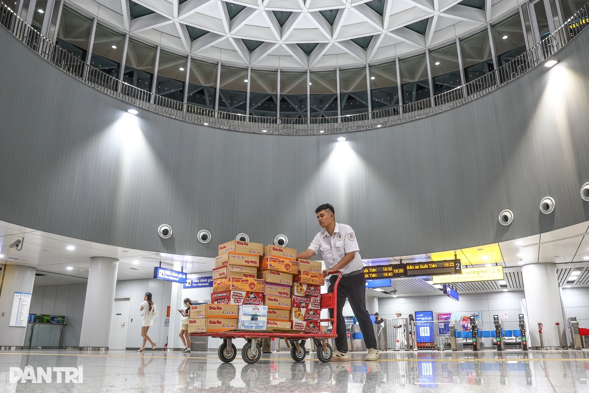 Nửa đêm ở ga Metro: TPHCM gom yêu thương gửi miền Trung ruột thịt - 1