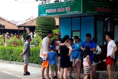 Du khách Trung Quốc nhộn nhịp ở phố biển Nha Trang