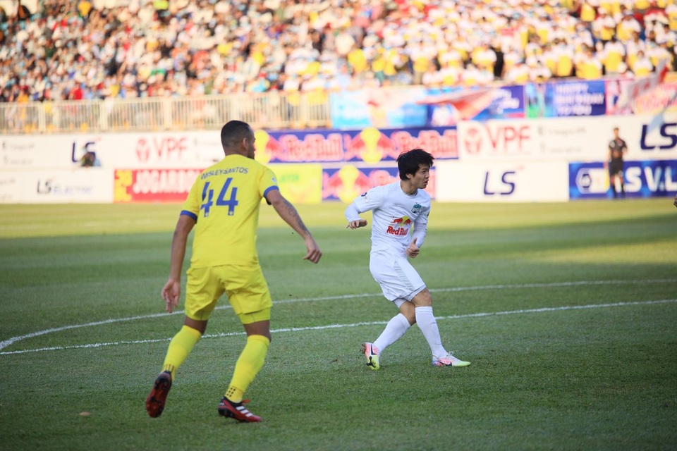 HA Gia Lai 4-3 Nam Định: 3 quả phạt đền và những phút bù giờ điên rồ - 7 HA Gia Lai 4-3 Nam Định: 3 quả phạt đền và những phút bù giờ điên rồ - 7