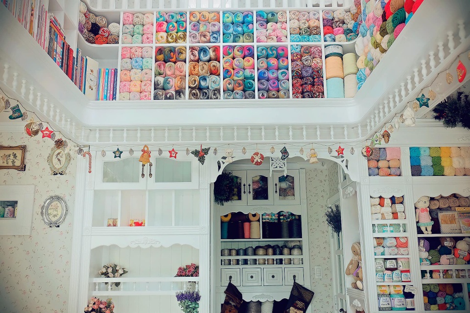 Mẹ đảm tậu hàng nghìn cuộn len, trang trí ngôi nhà đẹp như trên phim - 8