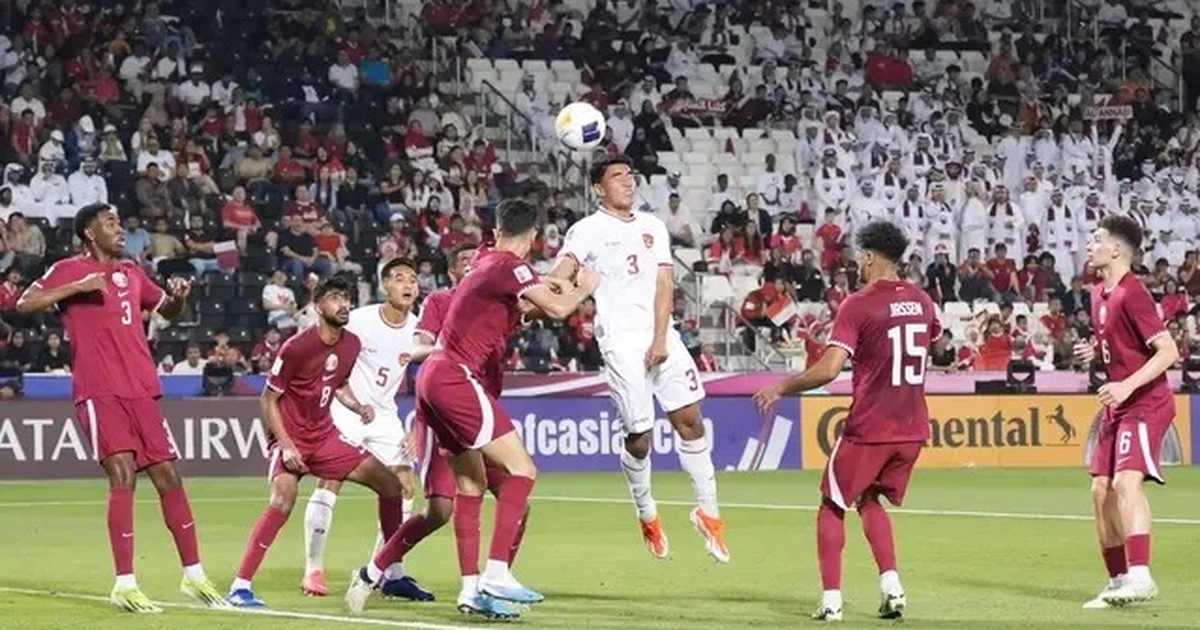 CĐV Indonesia cho rằng cầu thủ U23 Qatar cố tình ăn vạ để câu thẻ của trọng tài (Ảnh: Bola).