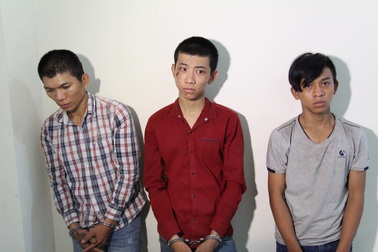Tạm giữ 3 đối tượng trong băng cướp bị bao vây giữa bãi cỏ lau