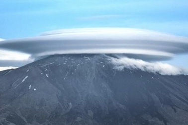 Đám mây hình đĩa bay khổng lồ trên đỉnh núi ở Italia