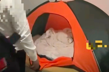 Nam sinh dựng lều sống dưới cầu thang của trung tâm thương mại