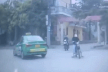 Nữ sinh đi xe đạp điện lao thẳng vào đầu ô tô vì lý do "khó đỡ"