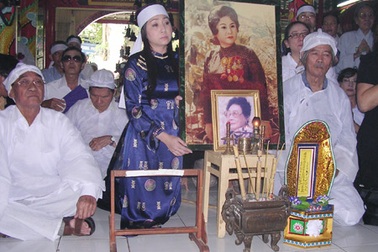 Những giọt nước mắt ân tình ngày tiễn “Má Bảy” về nơi xa...