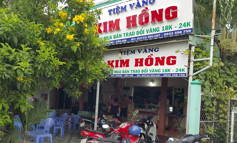 Bịt mặt, cầm búa xông vào cướp tiệm vàng - 1 Bịt mặt, cầm búa xông vào cướp tiệm vàng - 1