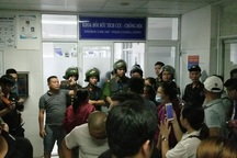 Bị can tạm giam nhập viện, gần chục công an phải đến giữ trật tự