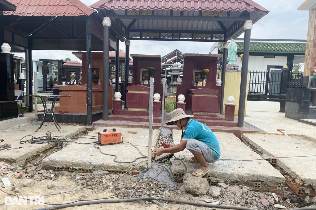 Thấp thỏm vì bỏ hàng chục triệu mua huyệt mộ ở nghĩa địa tự phát tại TPHCM - 1 Thấp thỏm vì bỏ hàng chục triệu mua huyệt mộ ở nghĩa địa tự phát tại TPHCM - 1