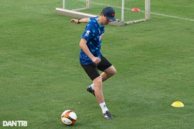 HLV Kim Sang Sik phô diễn kỹ thuật cùng các tuyển thủ Việt Nam