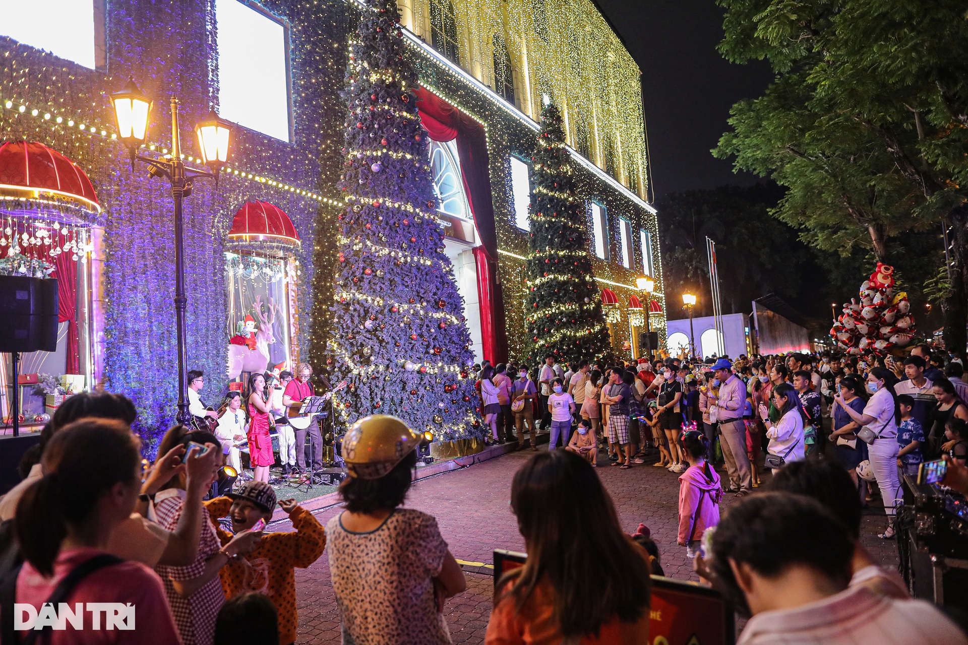 Nhiều nơi ở TPHCM ùn tắc khi người dân xuống đường đón Noel - 3 Nhiều nơi ở TPHCM ùn tắc khi người dân xuống đường đón Noel - 3