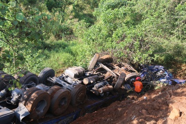 Xe chở nông sản lao xuống vực, 3 người nguy kịch