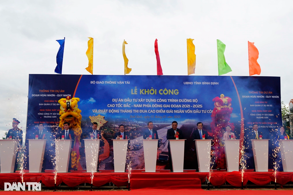 Thủ tướng phát lệnh khởi công đồng loạt 12 dự án cao tốc Bắc - Nam - 8 Thủ tướng phát lệnh khởi công đồng loạt 12 dự án cao tốc Bắc - Nam - 8