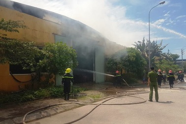 “Bà hỏa” thiêu rụi kho chứa bông rộng gần 1000 mét vuông