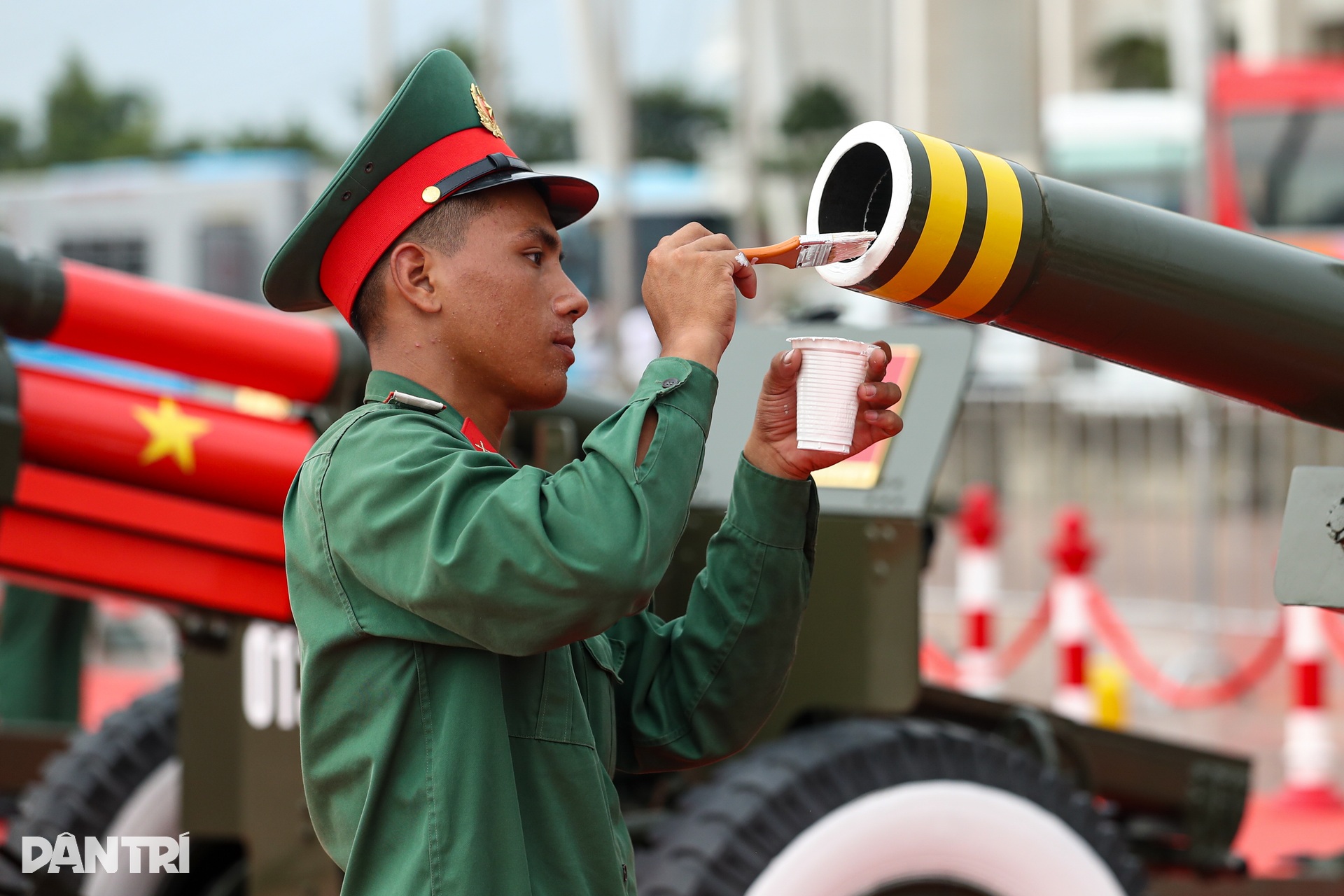 Người dân đổ về sân Mỹ Đình chiêm ngưỡng khí tài quân sự và dàn pháo lễ - 6 Người dân đổ về sân Mỹ Đình chiêm ngưỡng khí tài quân sự và dàn pháo lễ - 6